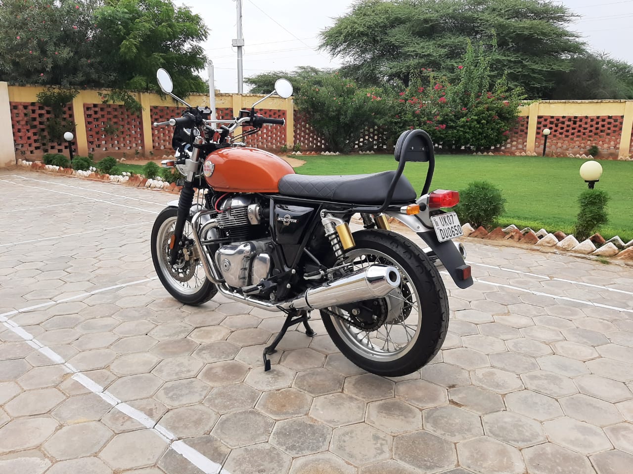 Sissy bar royal enfield on sale interceptor